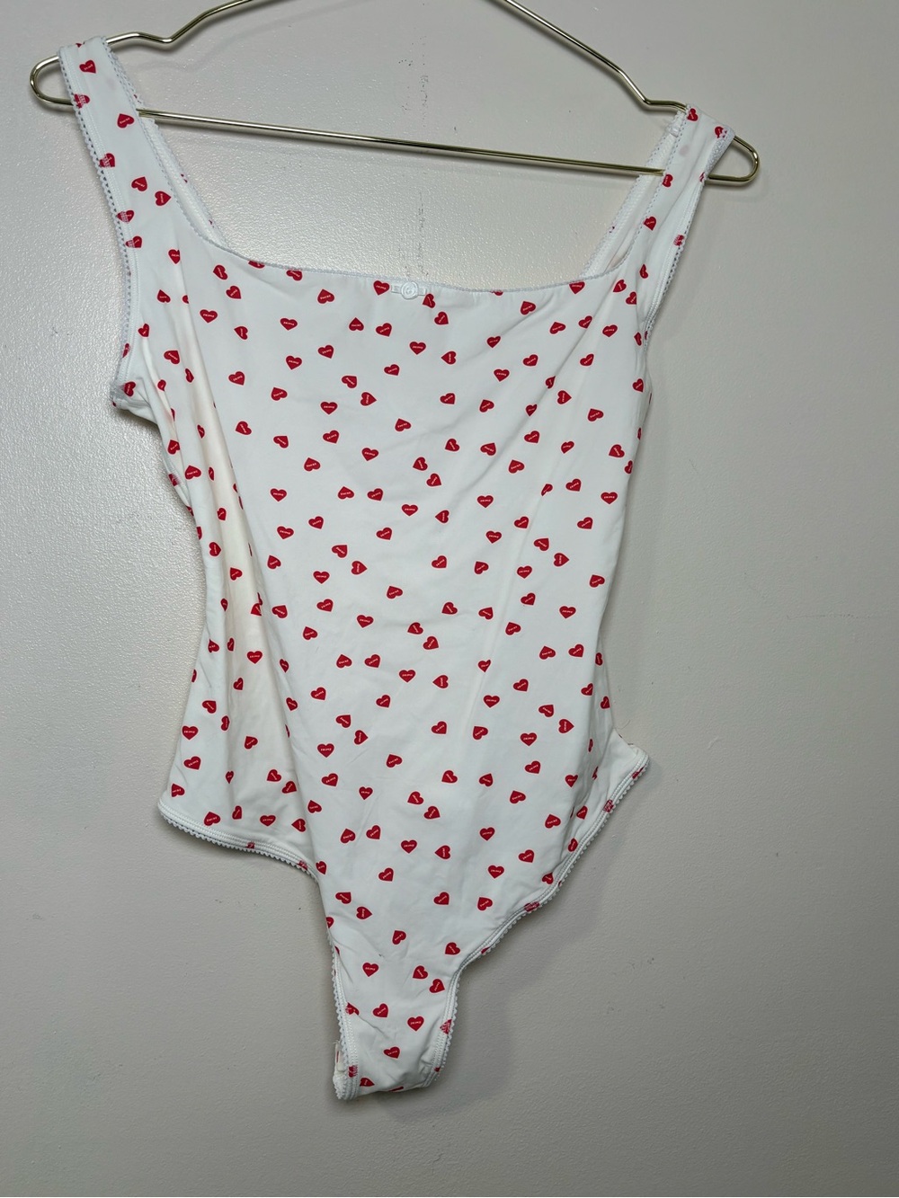 NWT SKIMS Fits Everybody Ruby Heart Picot Bodysuit M